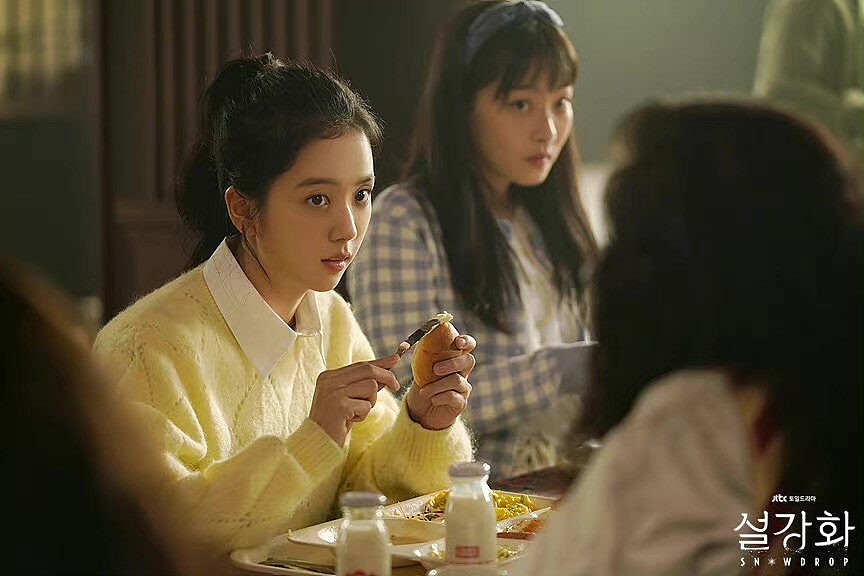 Jisoo在劇中大多以溫柔好感系的復古摩登造型為主,很適合時尚愛美女生作為現在復古回歸風潮的穿搭參考。