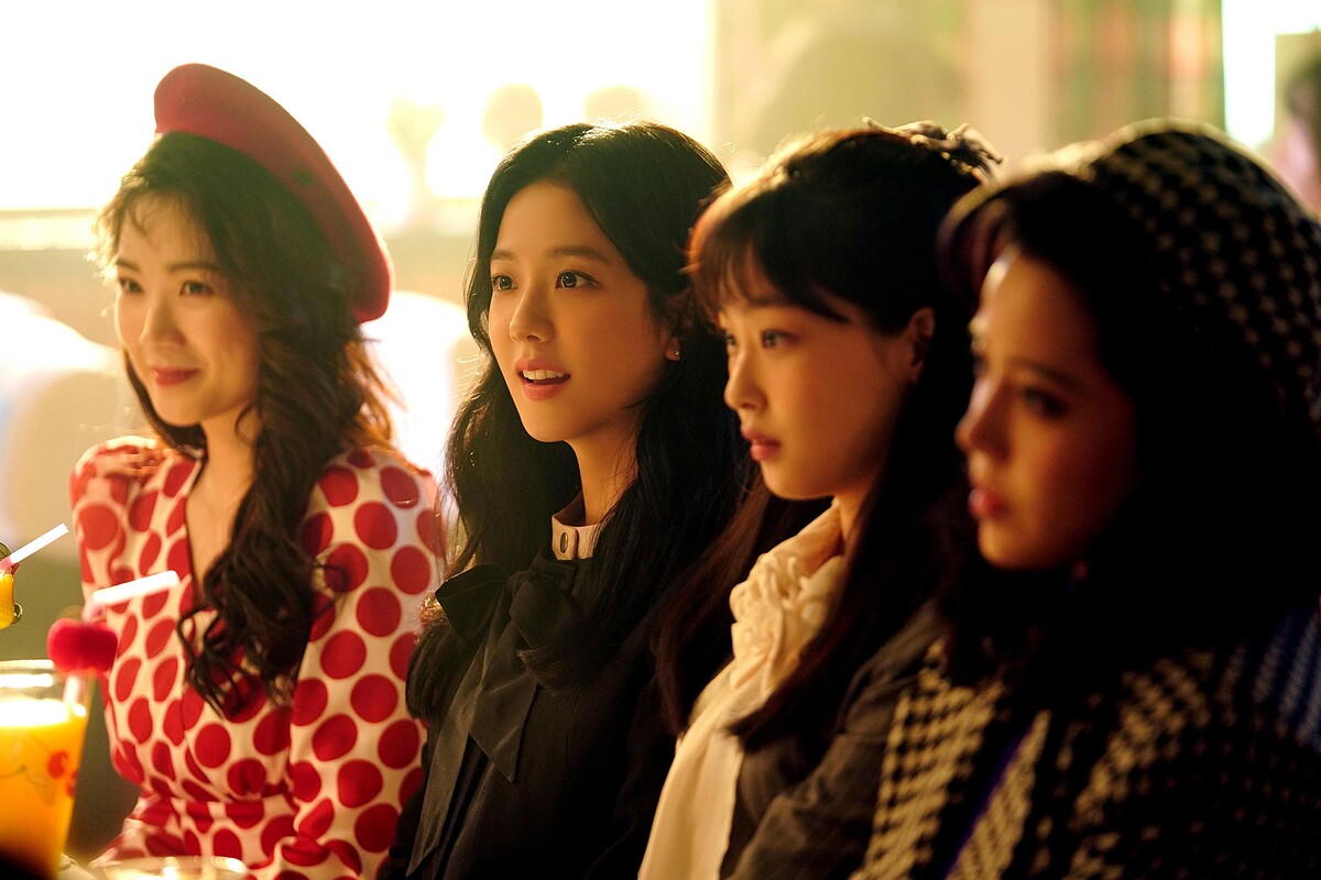 其他女配角們也都跟隨著自己的角色定位,穿出鮮明繽紛、夢幻浪漫與學院風的各種80年代年輕女生最愛的主流造型。