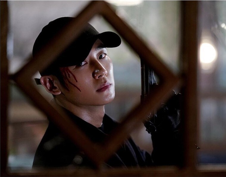 劇中林守護常常在英路不注意的時候,默默用各種方式偷看關心她,話說得很殘忍,但眼神與動作總是洩漏了他心動ing的秘密。