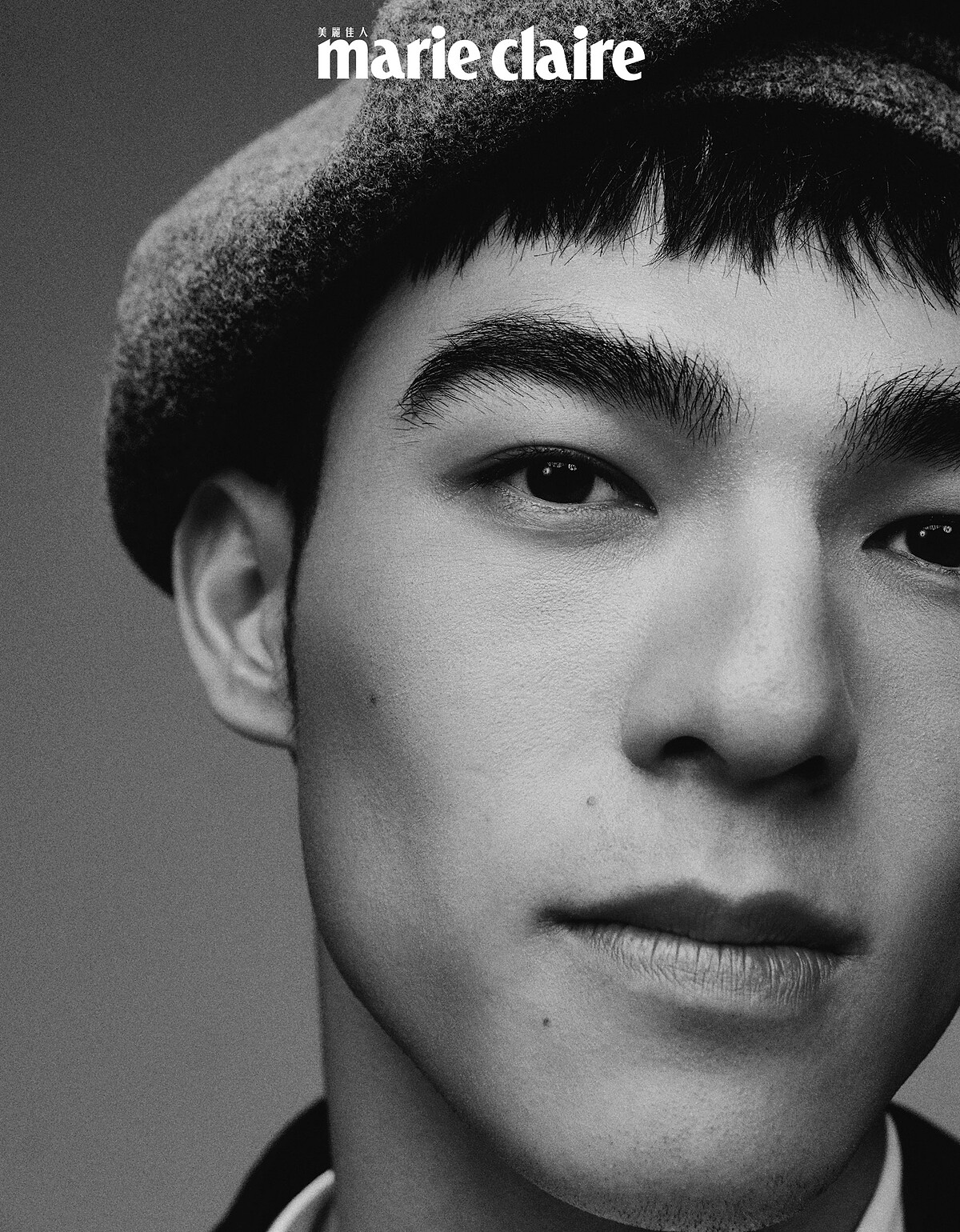 白色高領衫、深藍色附扣式腰帶西裝外套、寬版西裝褲，all by Dior Men；灰色蓓蕾帽，Kangol。