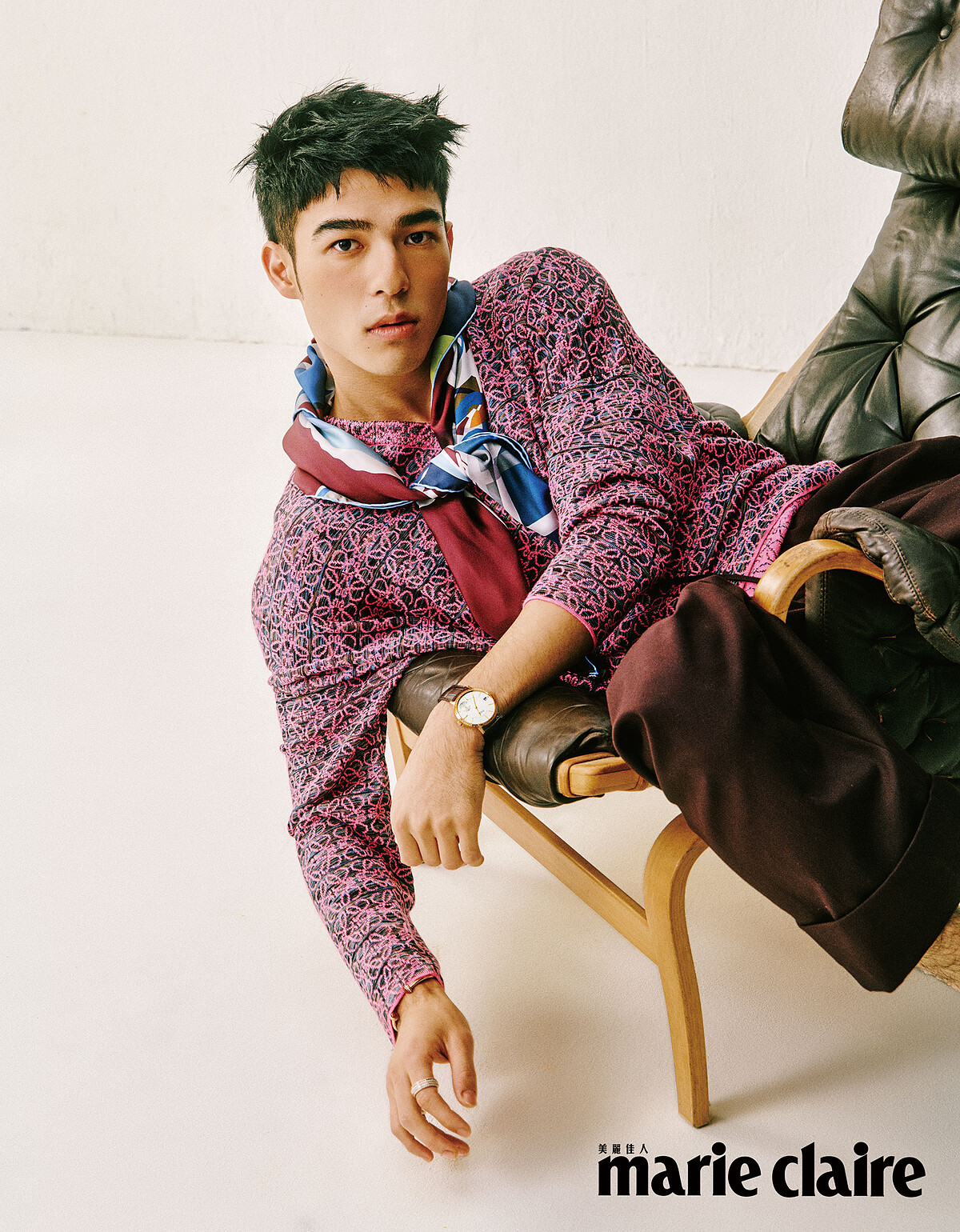 粉紅色圖紋針織衫，Loewe；咖啡色長褲、圖紋印花絲巾，both by Hermes。 Piaget Altiplano 系列18K玫瑰金鑽石超薄腕錶、Piaget Possession 系列18K玫瑰金鑽石戒指，both by Piaget。