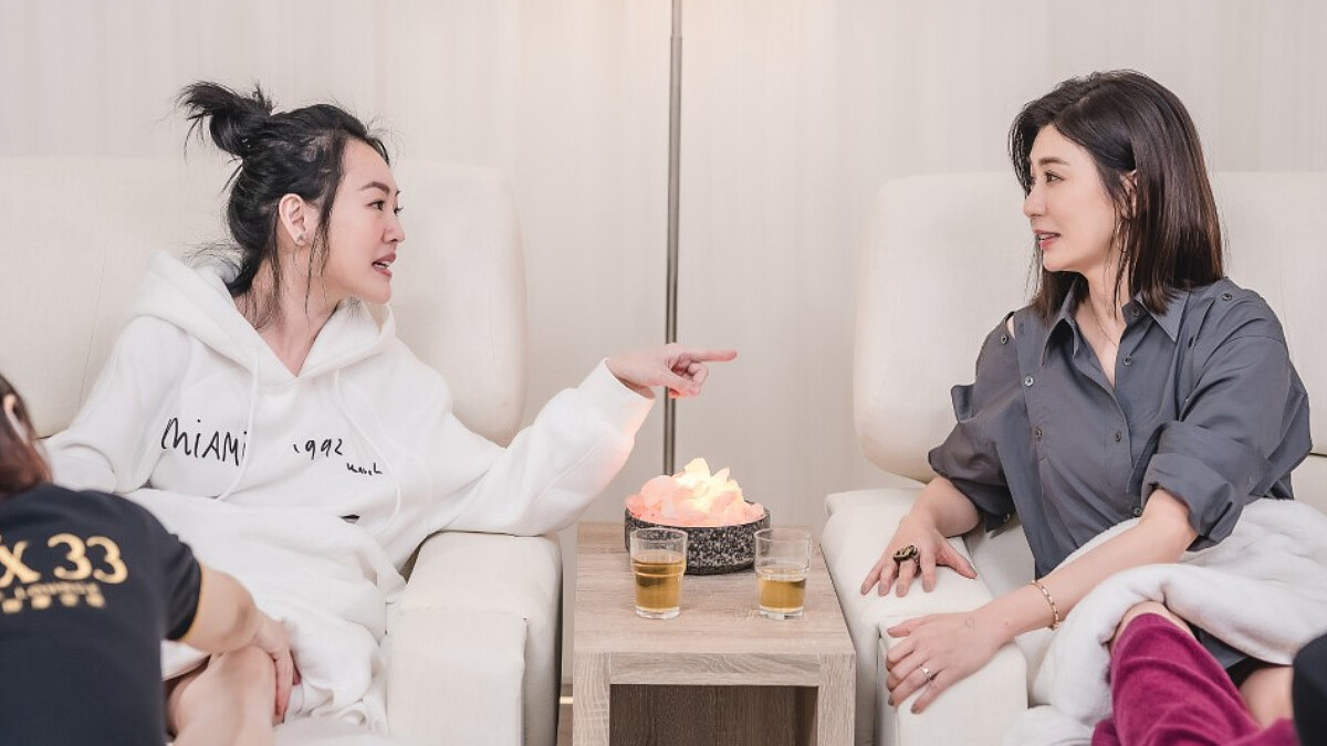 《熙娣想聊》賈靜雯曝與老公修杰楷甜蜜相處！小S猛虧：「憑什麼妳現在還可以跟那麼多小鮮肉一起演戲。」