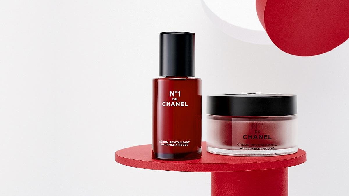 2022開年就出現超重量級抗老精華--香奈兒1號紅色山茶花活能精萃，滴滴揭露獨特紅色山茶花強大美肌力，記者會上秒收服美妝編輯群！
