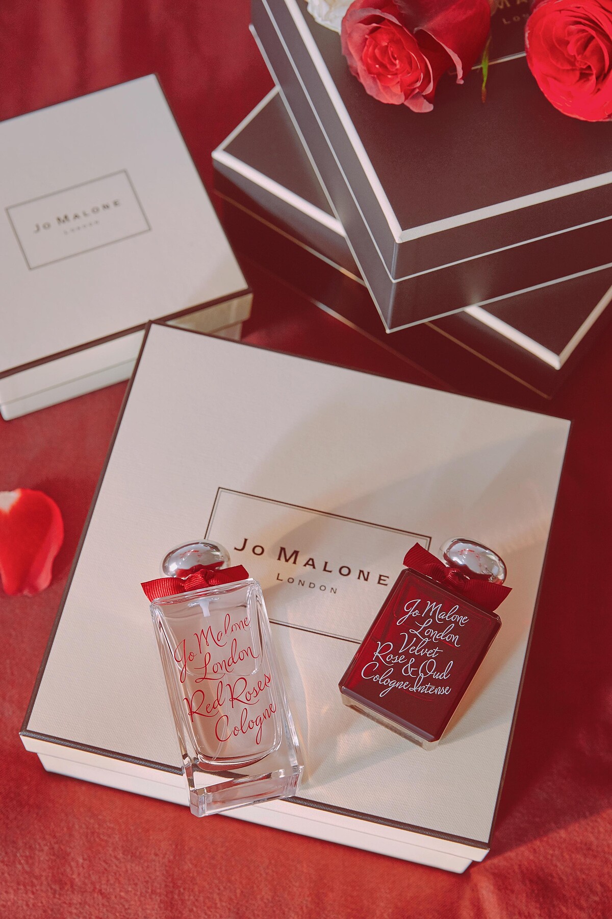 紅玫瑰限定版香水 30ML NT$ 2,700 / 100ML NT5,450 絲絨玫瑰與烏木限量版芳醇香水 50ML NT5,250