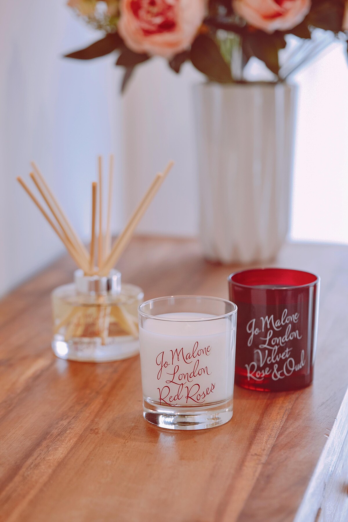 紅玫瑰限量版香氛工藝蠟燭200G NT2,700 . 絲絨玫瑰與烏木限量版香氛工藝蠟燭200G NT3,300 . 紅玫瑰限量版擴香165ML NT3,750