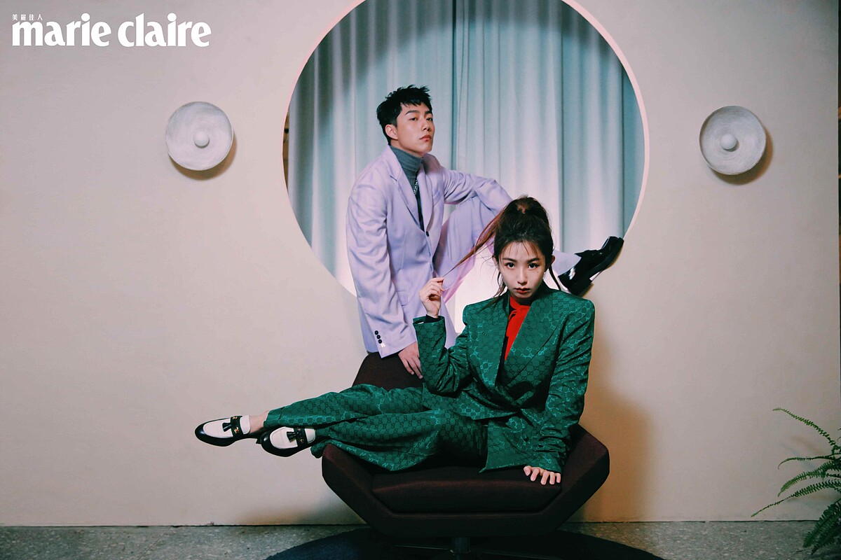 蔡凡熙：紫色西裝外套、紫色西裝長褲，both by MSGM；灰色高領上衣、黑色樂福鞋，both by Prada；珍珠項鍊，HANKAO。郭書瑤：綠色印花西裝外套、綠色印花西裝長褲、紅色綁帶襯衫、流蘇馬銜鍊皮鞋，all by Gucci。