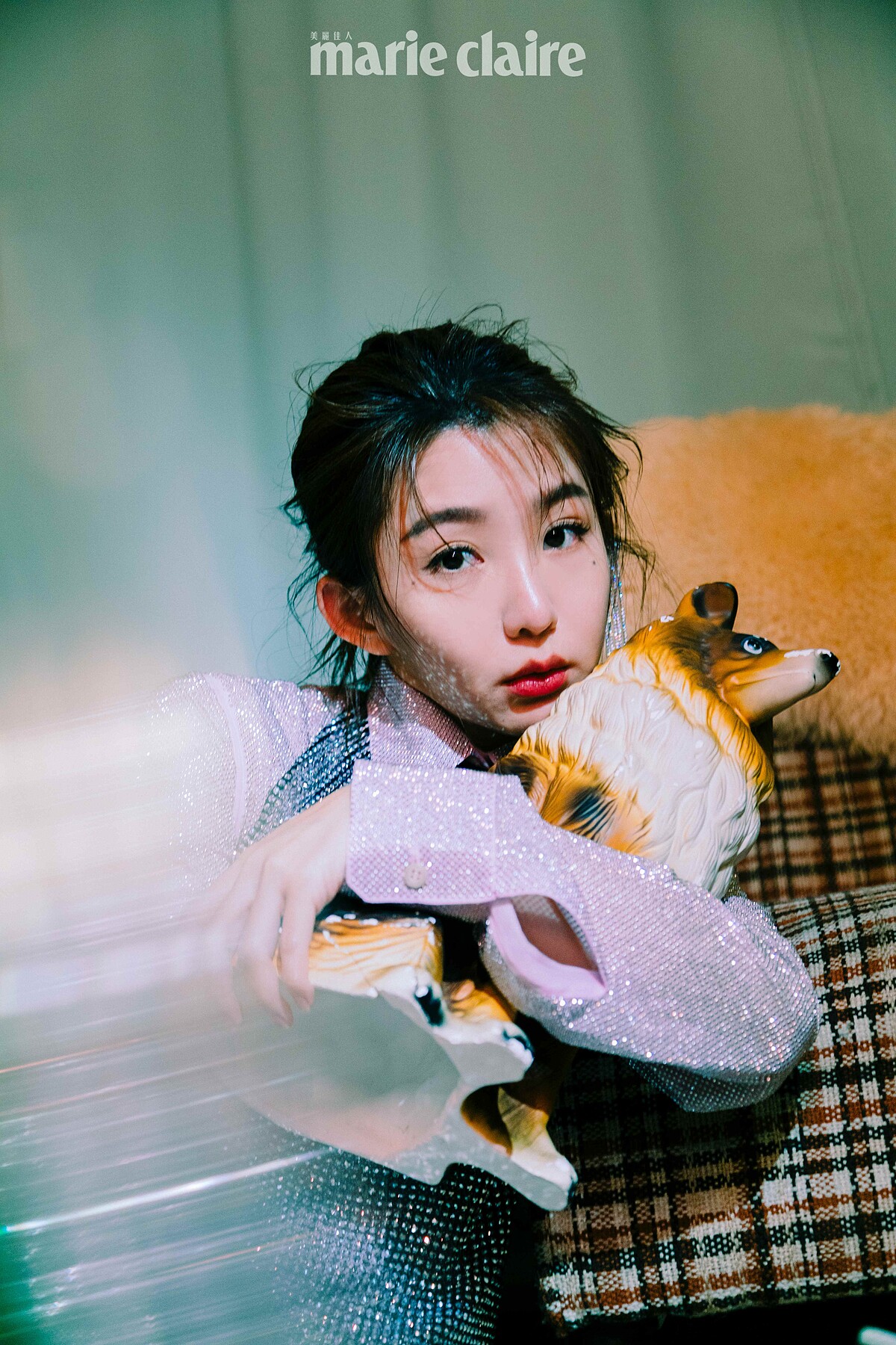 微型飾釘雪紡襯衫、水晶削肩薄紗洋裝、鑽飾流蘇耳扣，all by Prada。