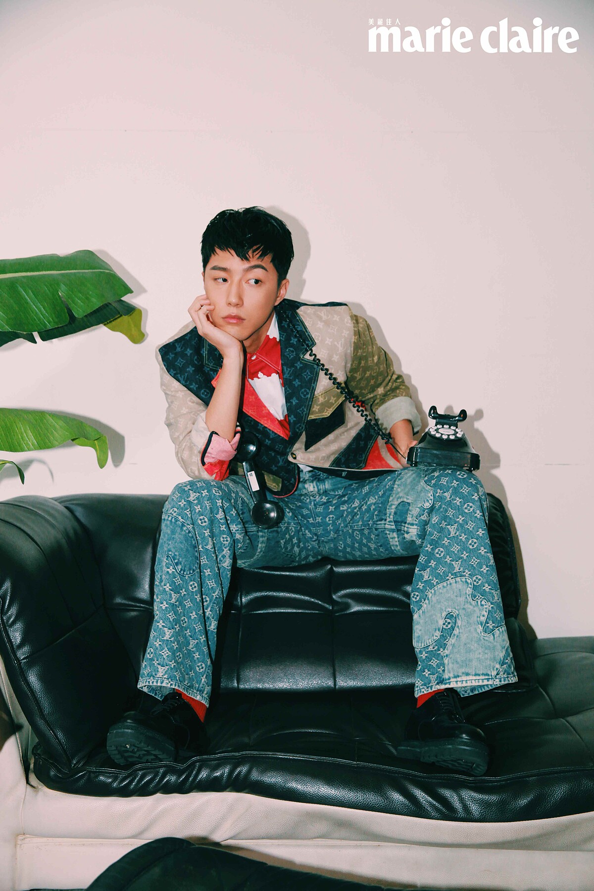 印花拼接丹寧西裝外套、紅色印花襯衫、印花丹寧長褲、黑色皮鞋，all by Louis Vuitton。