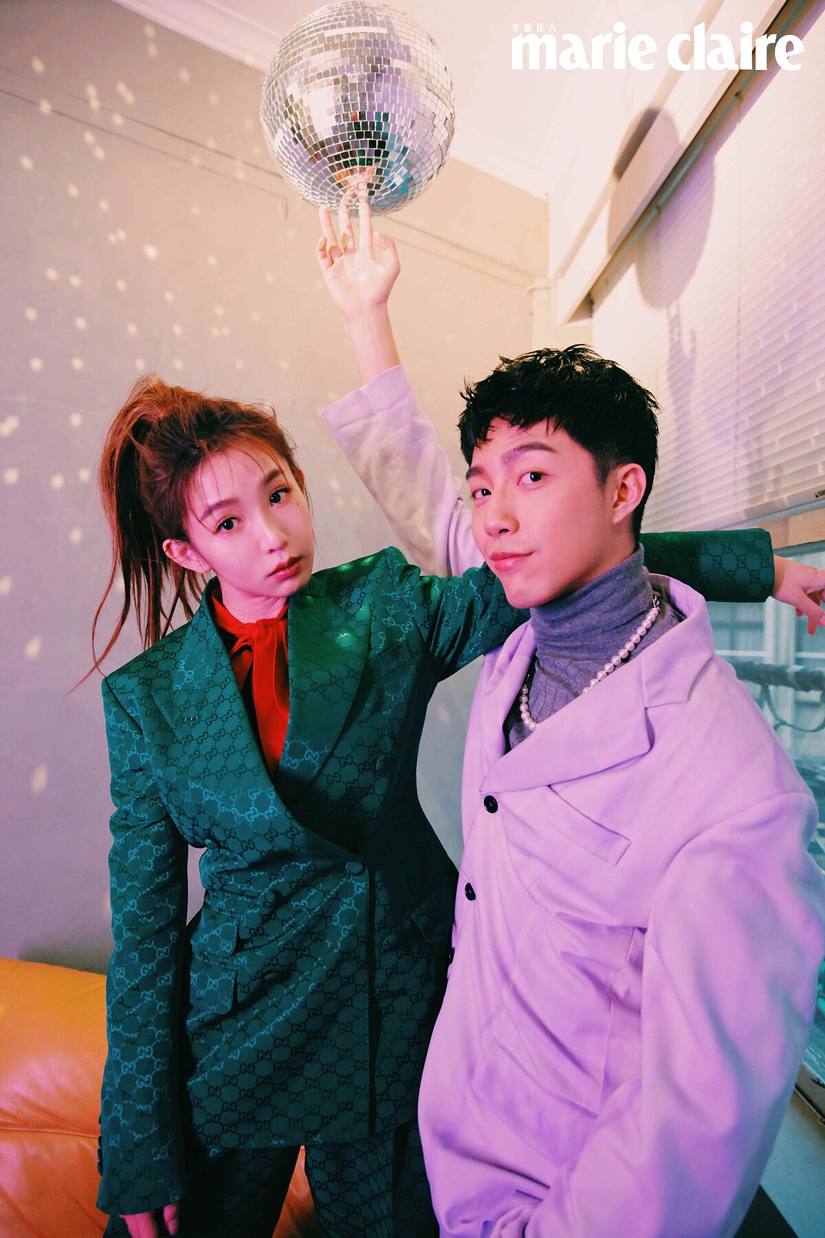 郭書瑤：綠色印花西裝外套、綠色印花西裝長褲、紅色綁帶襯衫、流蘇馬銜鍊皮鞋，all by Gucci。蔡凡熙：紫色西裝外套、紫色西裝長褲，both by MSGM；灰色高領上衣，Prada；珍珠項鍊，HANKAO。