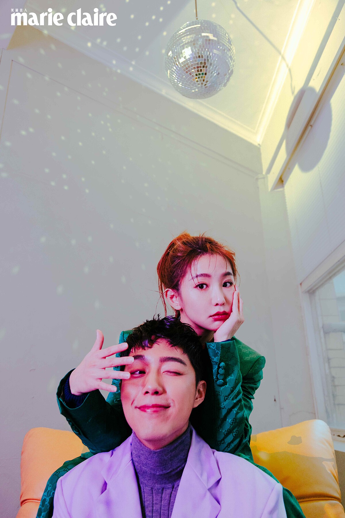 郭書瑤：綠色印花西裝外套、綠色印花西裝長褲、紅色綁帶襯衫，all by Gucci。蔡凡熙：紫色西裝外套，MSGM；灰色高領上衣，Prada；珍珠項鍊，HANKAO。