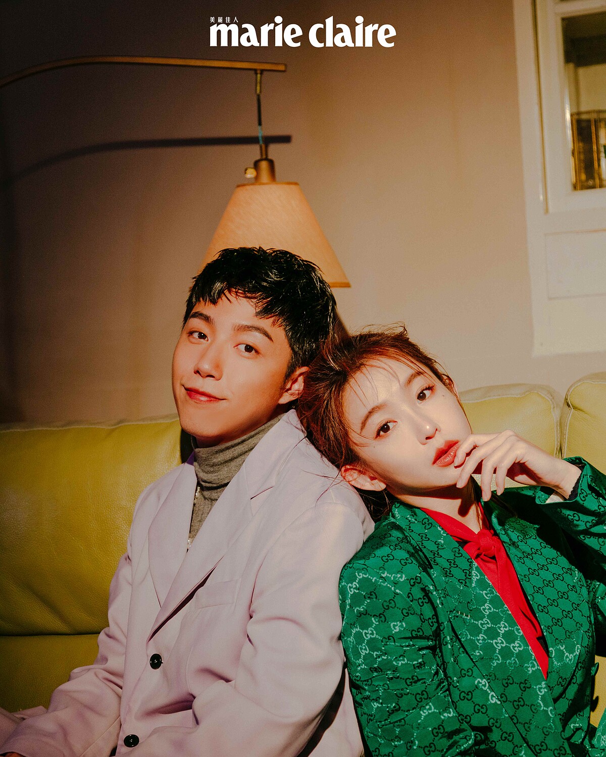 郭書瑤：綠色印花西裝外套、綠色印花西裝長褲、紅色綁帶襯衫，all by Gucci。蔡凡熙：紫色西裝外套，MSGM；灰色高領上衣，Prada；珍珠項鍊，HANKAO。