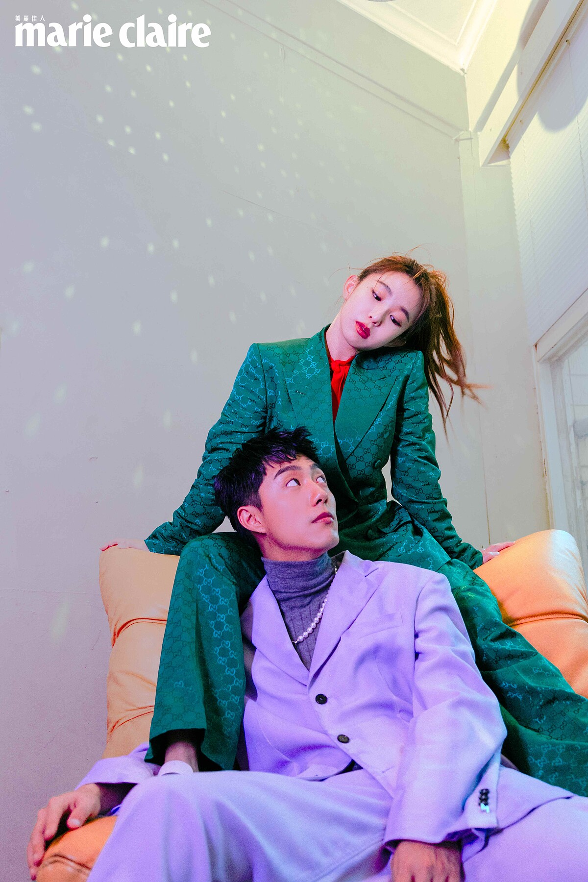 郭書瑤：綠色印花西裝外套、綠色印花西裝長褲、紅色綁帶襯衫、流蘇馬銜鍊皮鞋，all by Gucci。蔡凡熙：紫色西裝外套、紫色西裝長褲，both by MSGM；灰色高領上衣，Prada；珍珠項鍊，HANKAO。