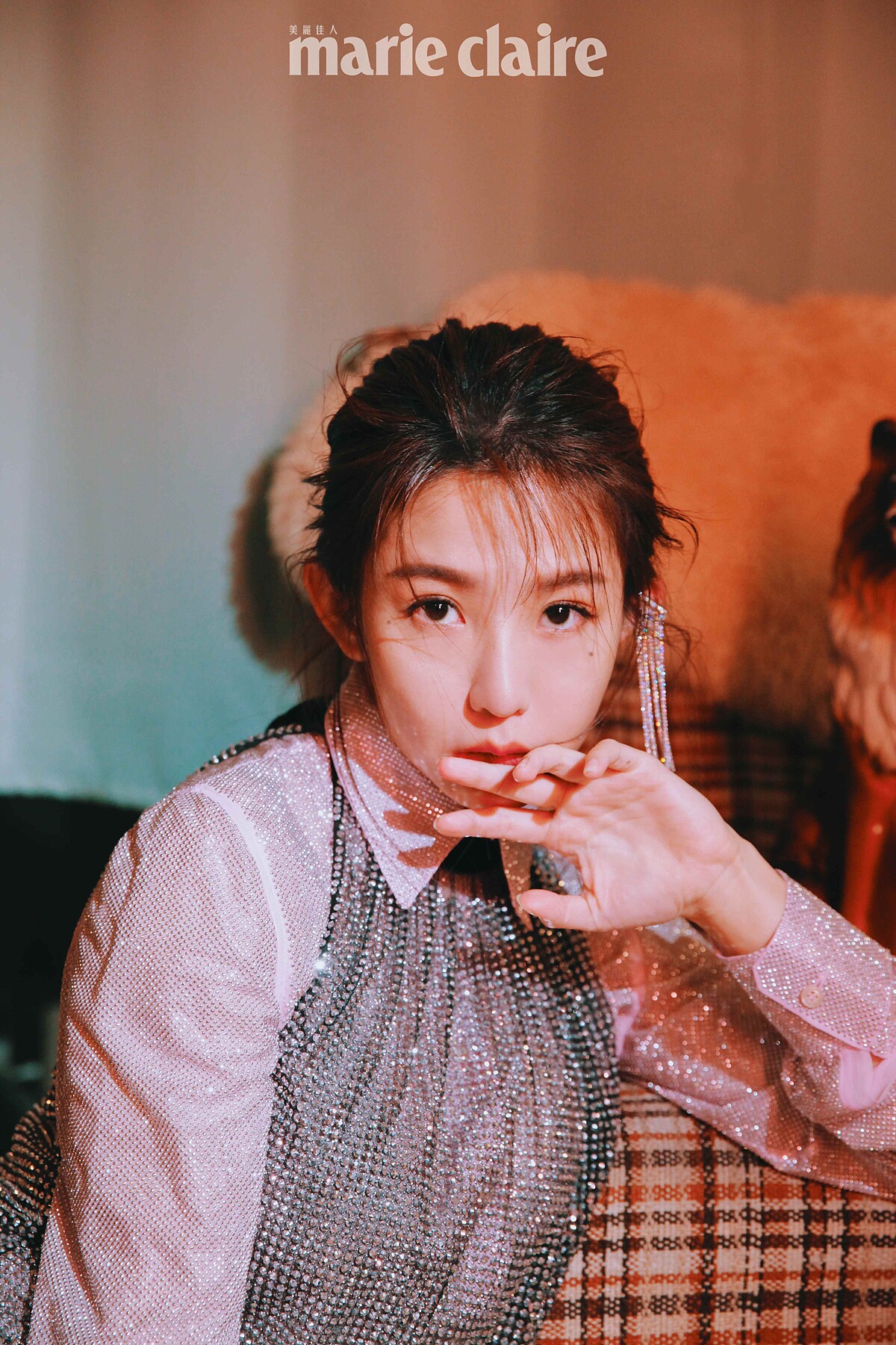 微型飾釘雪紡襯衫、水晶削肩薄紗洋裝、鑽飾流蘇耳扣，all by Prada。