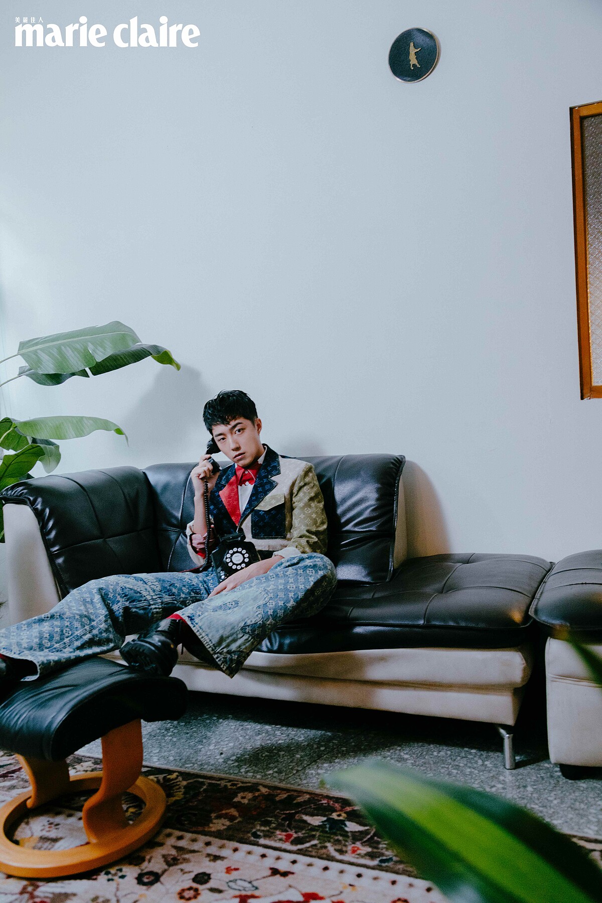 印花拼接丹寧西裝外套、紅色印花襯衫、印花丹寧長褲、黑色皮鞋，all by Louis Vuitton。