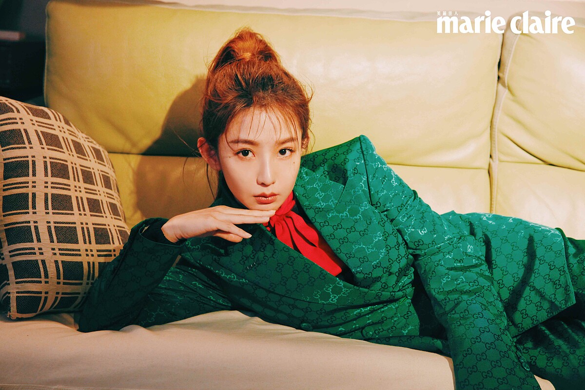 綠色印花西裝外套、綠色印花西裝長褲、紅色綁帶襯衫，all by Gucci。