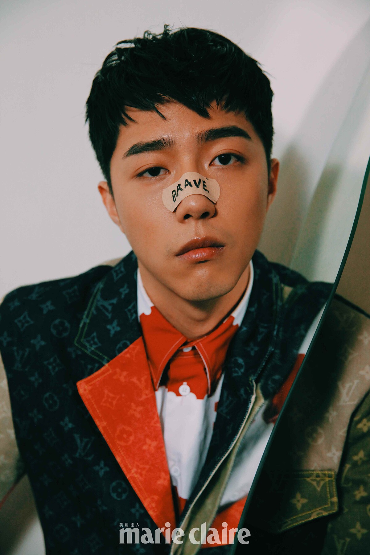 印花拼接丹寧西裝外套、紅色印花襯衫，all by Louis Vuitton。