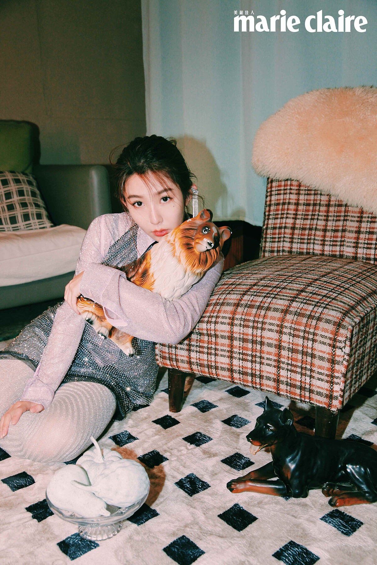 微型飾釘雪紡襯衫、水晶削肩薄紗洋裝、鑽飾流蘇耳扣、白色褲襪，all by Prada。