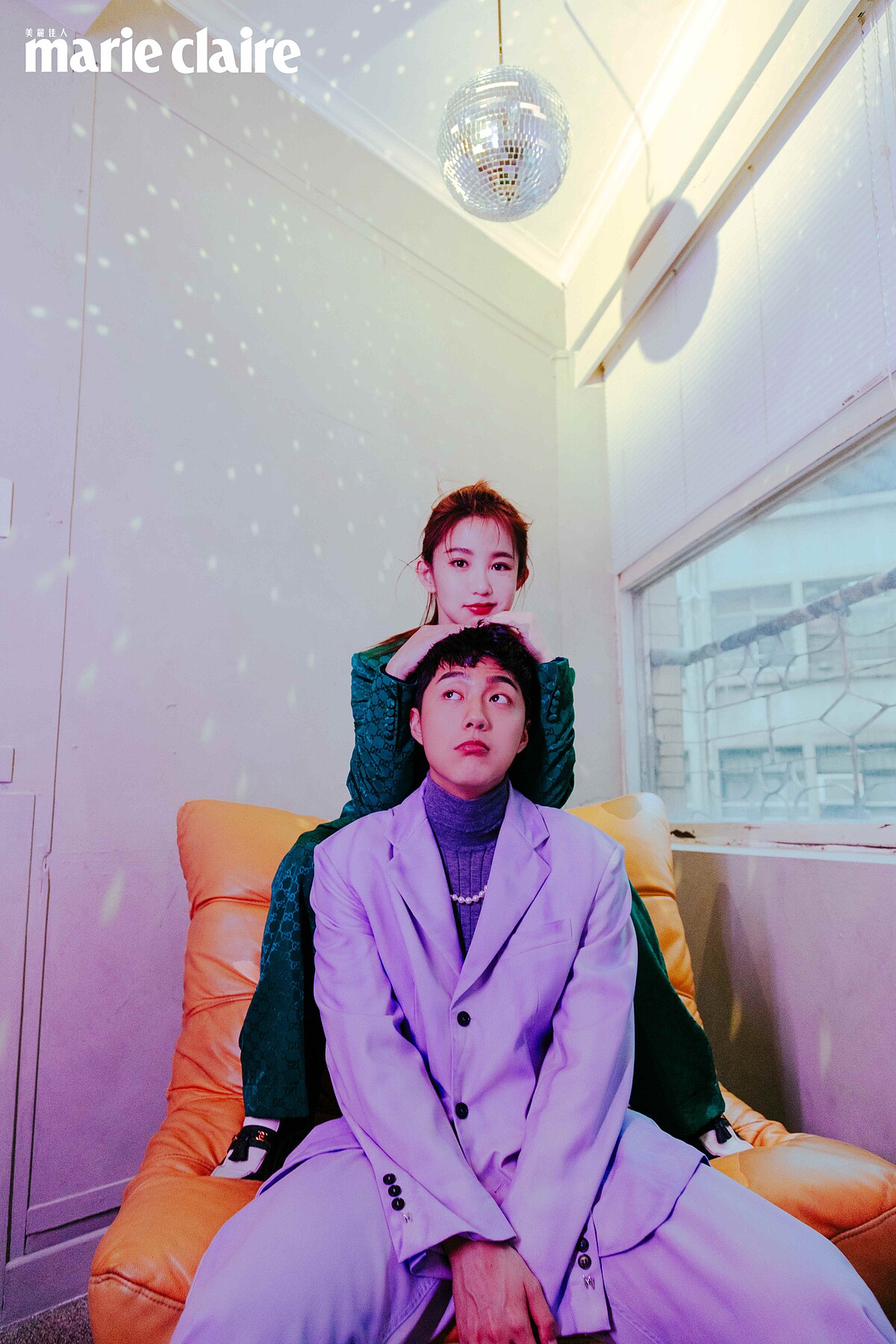 郭書瑤：綠色印花西裝外套、綠色印花西裝長褲、紅色綁帶襯衫、流蘇馬銜鍊皮鞋，all by Gucci。蔡凡熙：紫色西裝外套、紫色西裝長褲，both by MSGM；灰色高領上衣，Prada；珍珠項鍊，HANKAO。