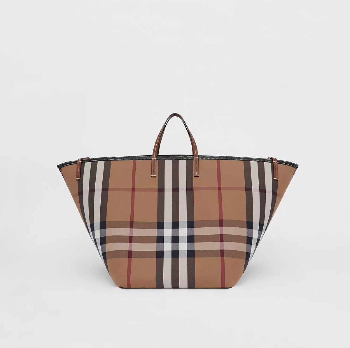 Burberry 經典格紋手提包，價格店洽。