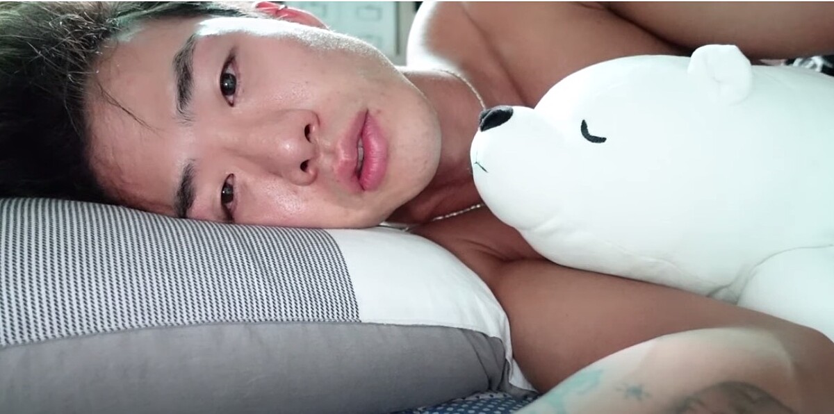 車炫承睡覺習慣抱玩偶