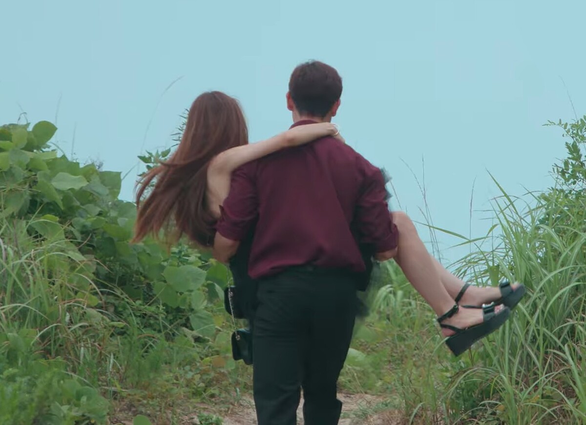 金賢中開心抱起宋智雅