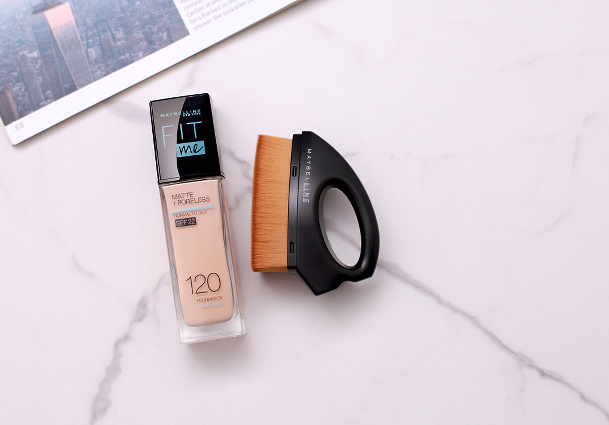 MAYBELLINE媚比琳 FIT ME反孔特霧粉底液+熨斗小神刷情境圖。