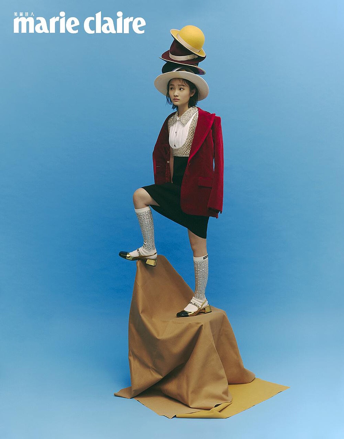 黃色紳士帽、酒紅色紳士帽、綠色紳士帽、深藍色紳士帽、白色寬沿紳士帽，all by HYOKOU；水晶綴飾拼接洋裝、白色鑽飾長襪、金色跟鞋，all by Miu Miu；酒紅色劍領西裝外套，Gucci。