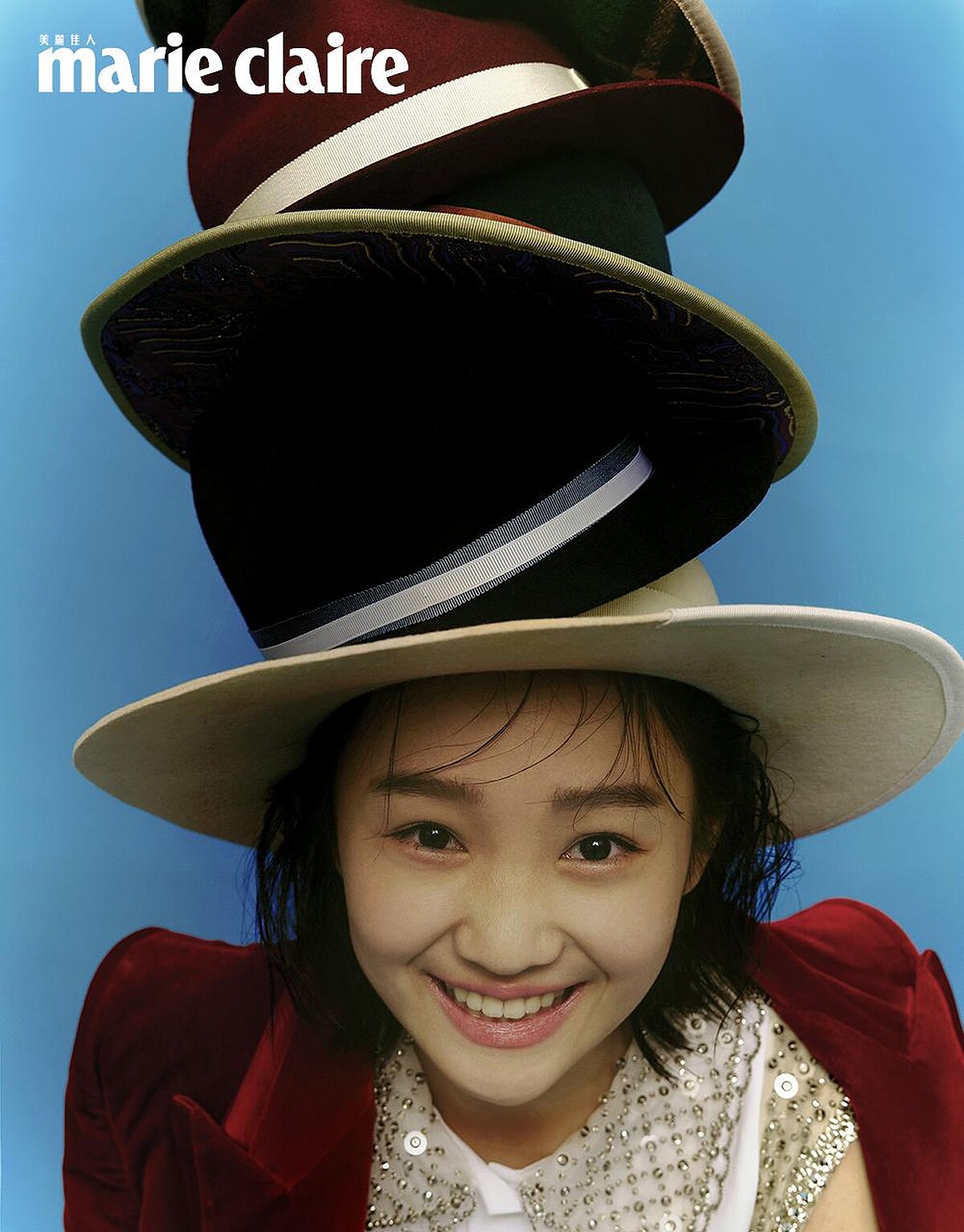 黃色紳士帽、酒紅色紳士帽、綠色紳士帽、深藍色紳士帽、白色寬沿紳士帽，all by HYOKOU；水晶綴飾拼接洋裝，Miu Miu；酒紅色劍領西裝外套，Gucci。