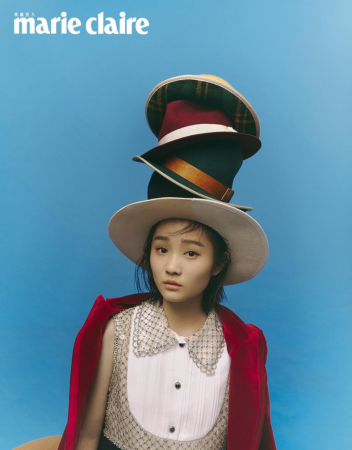 黃色紳士帽、酒紅色紳士帽、綠色紳士帽、深藍色紳士帽、白色寬沿紳士帽，all by HYOKOU；水晶綴飾拼接洋裝，Miu Miu；酒紅色劍領西裝外套，Gucci。