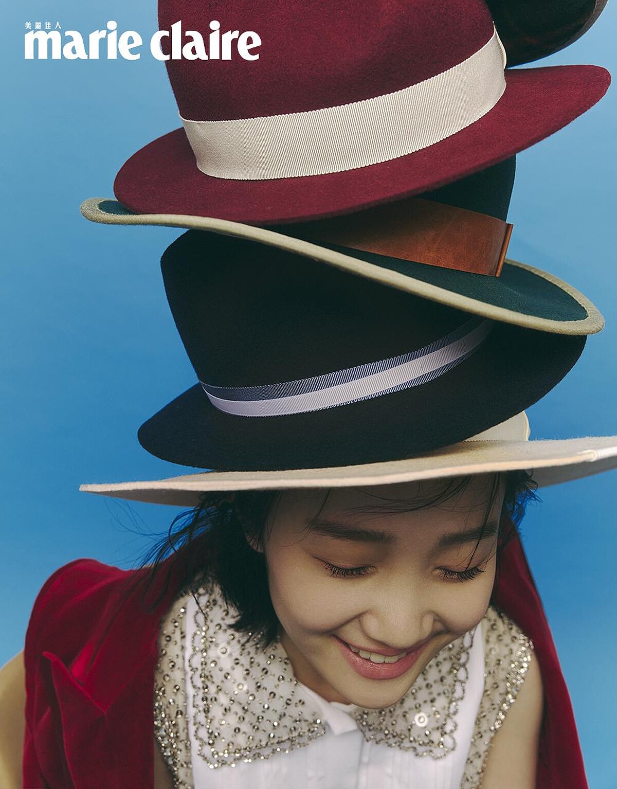 黃色紳士帽、酒紅色紳士帽、綠色紳士帽、深藍色紳士帽、白色寬沿紳士帽，all by HYOKOU；水晶綴飾拼接洋裝，Miu Miu；酒紅色劍領西裝外套，Gucci。