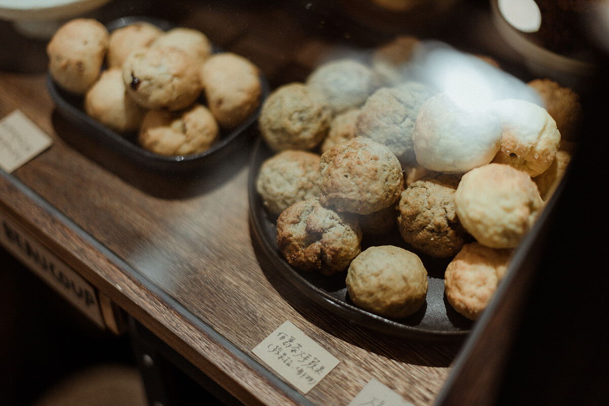 落實產地、餐桌到生活道具理念的英式司康專賣店「木溪 MERCIKTN 總舖」，也將參與此次公園裡的草木森花市集，將充滿手作溫的司康帶進PARK2中。