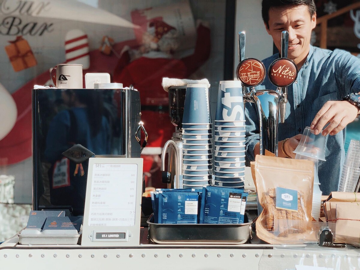高人氣的自家烘焙咖啡館「St.1 Cafe_ _ Work Room 一街咖啡」也將參與此次公園裡的草木森花市集，邀請你用一杯精品咖啡療癒美好週末。
