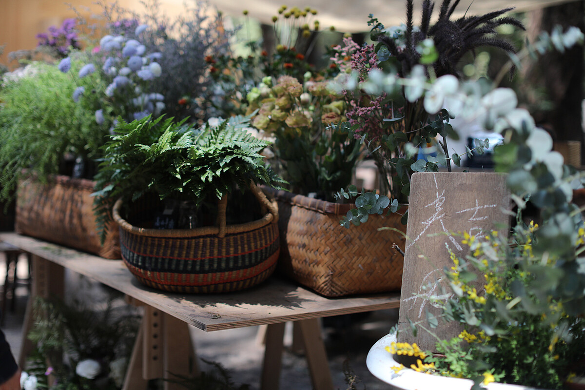 為生活妝點質感品味的「美吉」，將在公園裡的草木森花市集裡，讓你感受由乾燥花草揉作成充滿溫度的花藝作品。