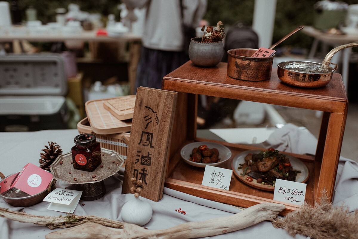 除了咖啡甜品外，在公園裡的草木森花市集也能親嚐到傳承媽媽好手藝的家常滷味「鳳滷味」。