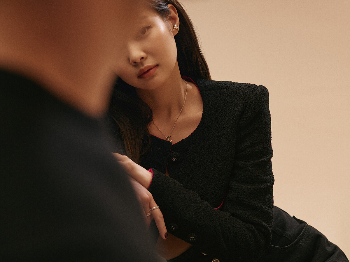 Jennie為香奈兒Coco Crush拍攝形象廣告，搶先試戴2022年新品