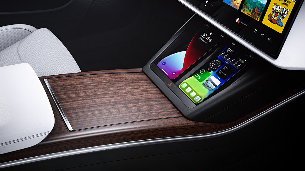 前座雙無線充電手機架,並有木紋飾板。