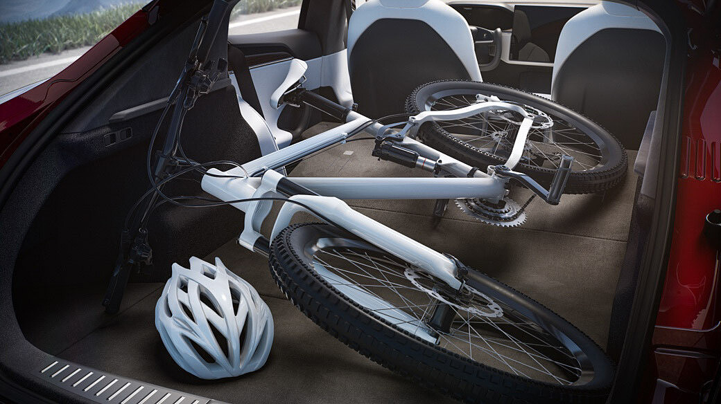 Model S 寬敞收納空間讓您裝載各種裝備。