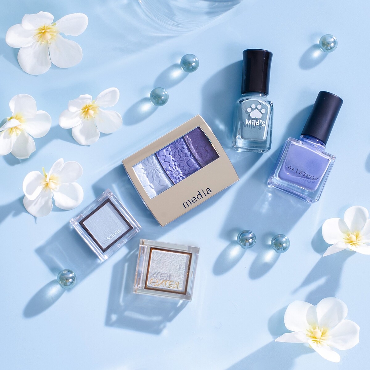 Very Peri長春花藍運用在彩妝上不只顯白、更有著俏皮聰慧的感受。