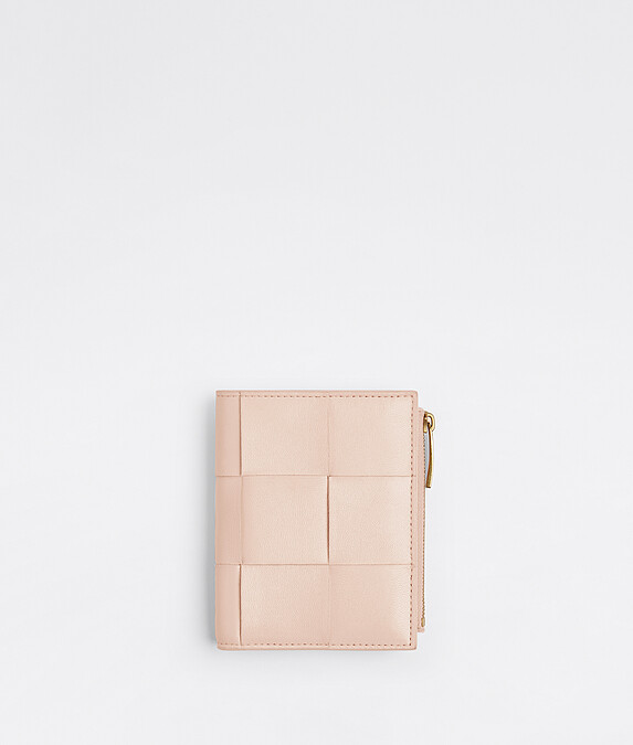 寬編織小羊皮對開短夾，NT18,400