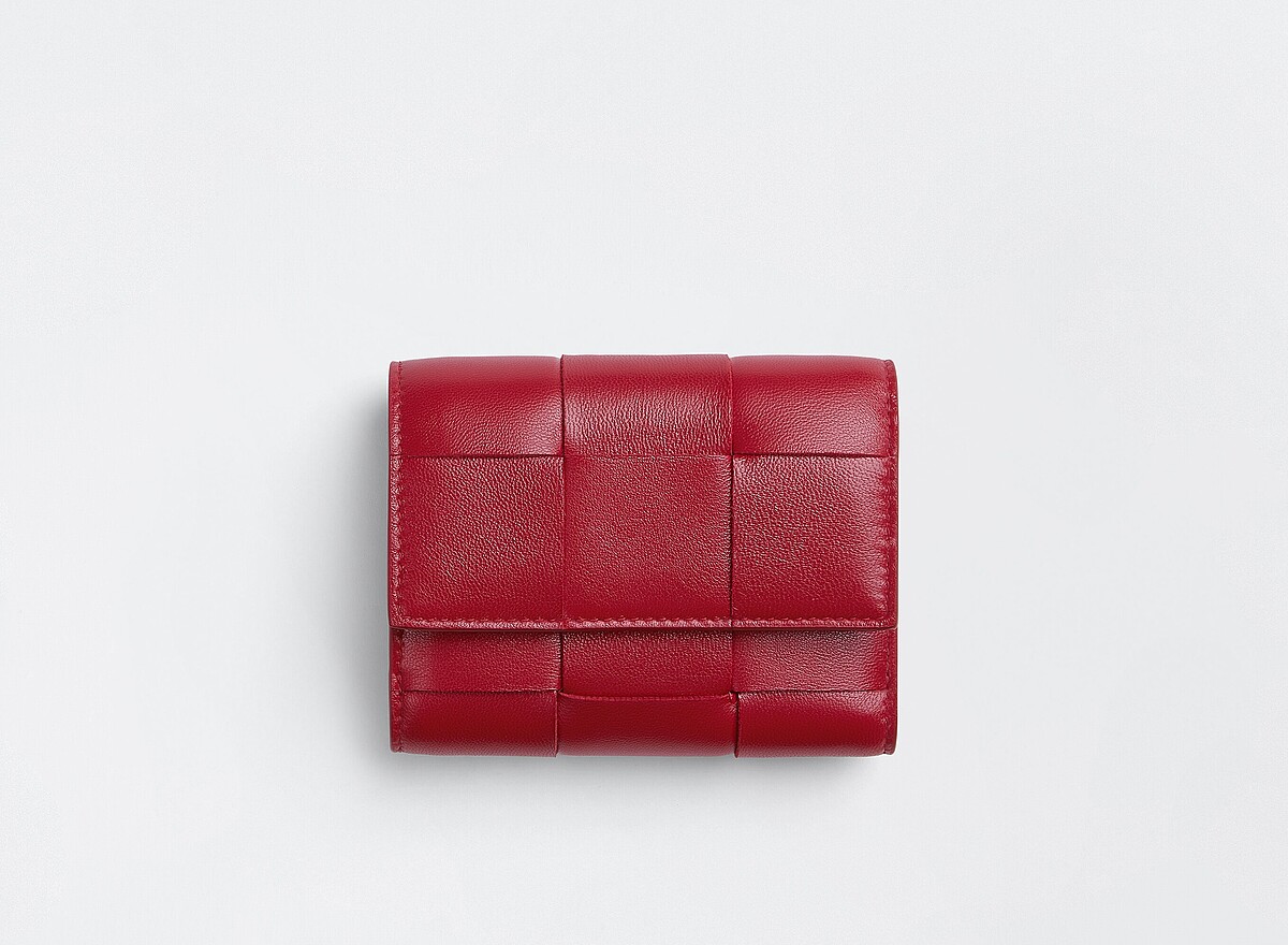 寬編織小羊皮三折短夾(深紅)，NT20,400