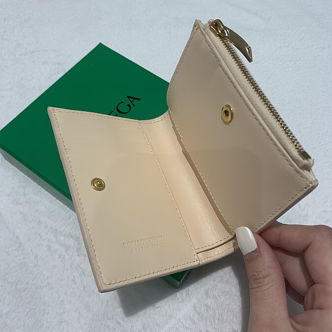 寬編織小羊皮對開短夾，NT18,400