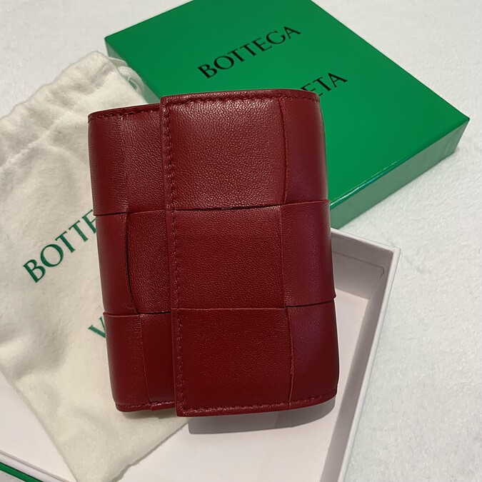 寬編織小羊皮三折短夾(深紅)，NT20,400