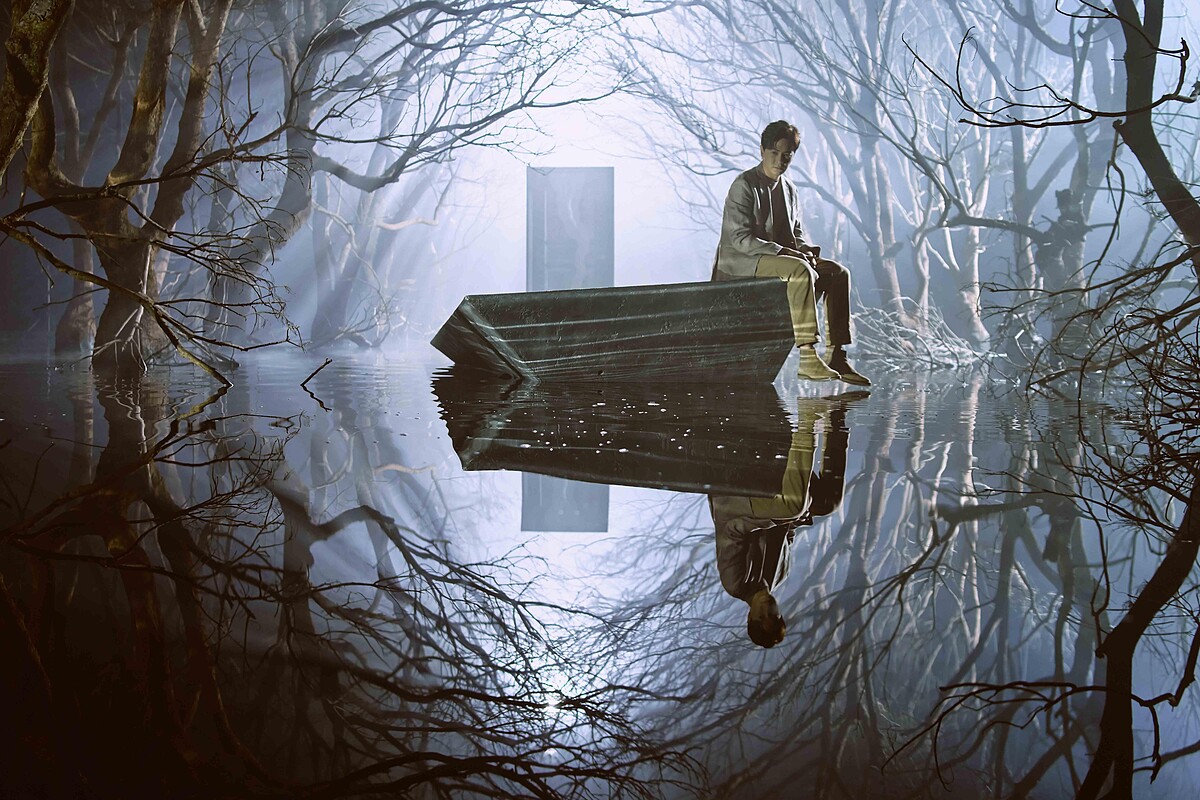 《無神之地不下雨》鄭元暢飾演的風之神，劇中設定擁有一扇「虛無之門」打開後會到達「陰陽交界地」