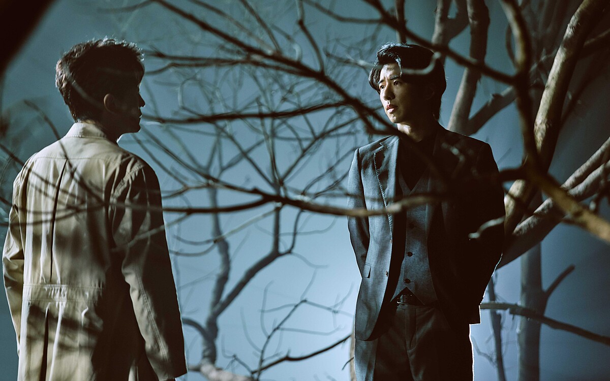 《無神之地不下雨》傅孟柏（右）站在水中平台，笑稱彷彿回到大學時演舞台劇，左為鄭元暢