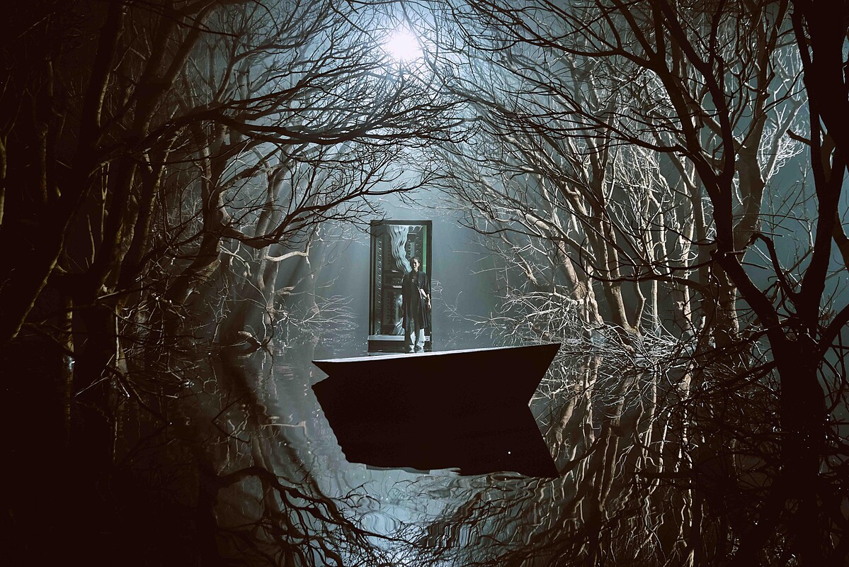 《無神之地不下雨》曾之喬讚嘆以實景搭建的「陰陽交界地」有一種非寫實的奇幻感