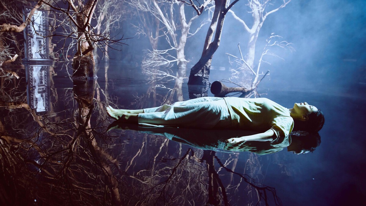 《無神之地不下雨》曾之喬認為劇中「陰陽交界地」的鏡面水池氛圍很幫助入戲