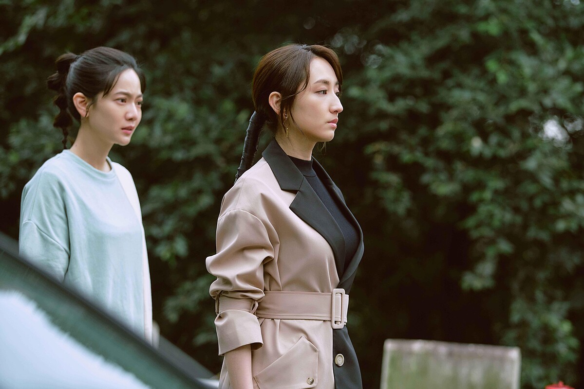 《無神之地不下雨》「雲之神」柯佳嬿（右）帶「謝天娣」曾之喬窺見真相