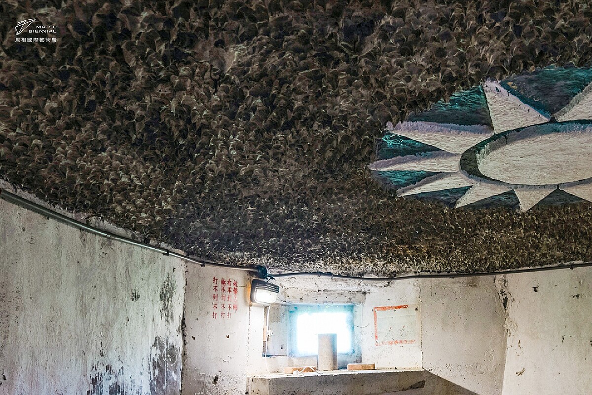 《地下工事》以馬祖高密度的軍事坑道、地道、防空洞為媒材。