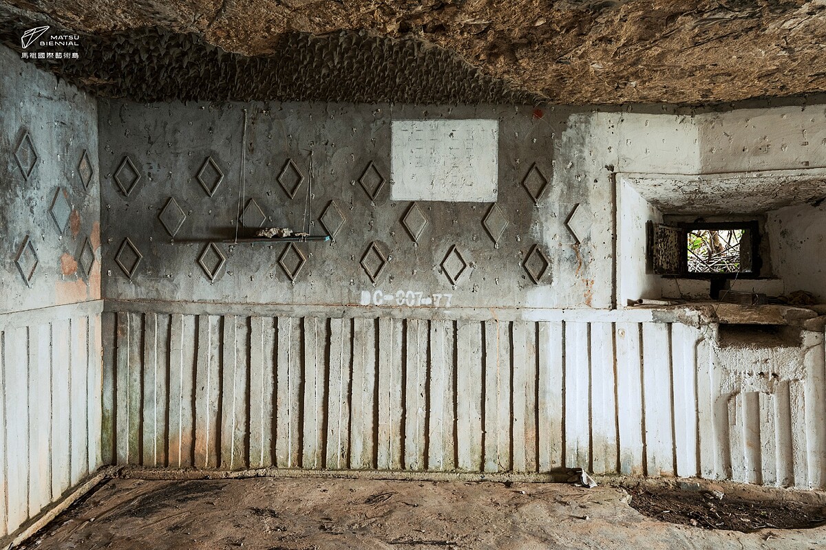 以馬祖高密度的軍事坑道、地道、防空洞為媒材。