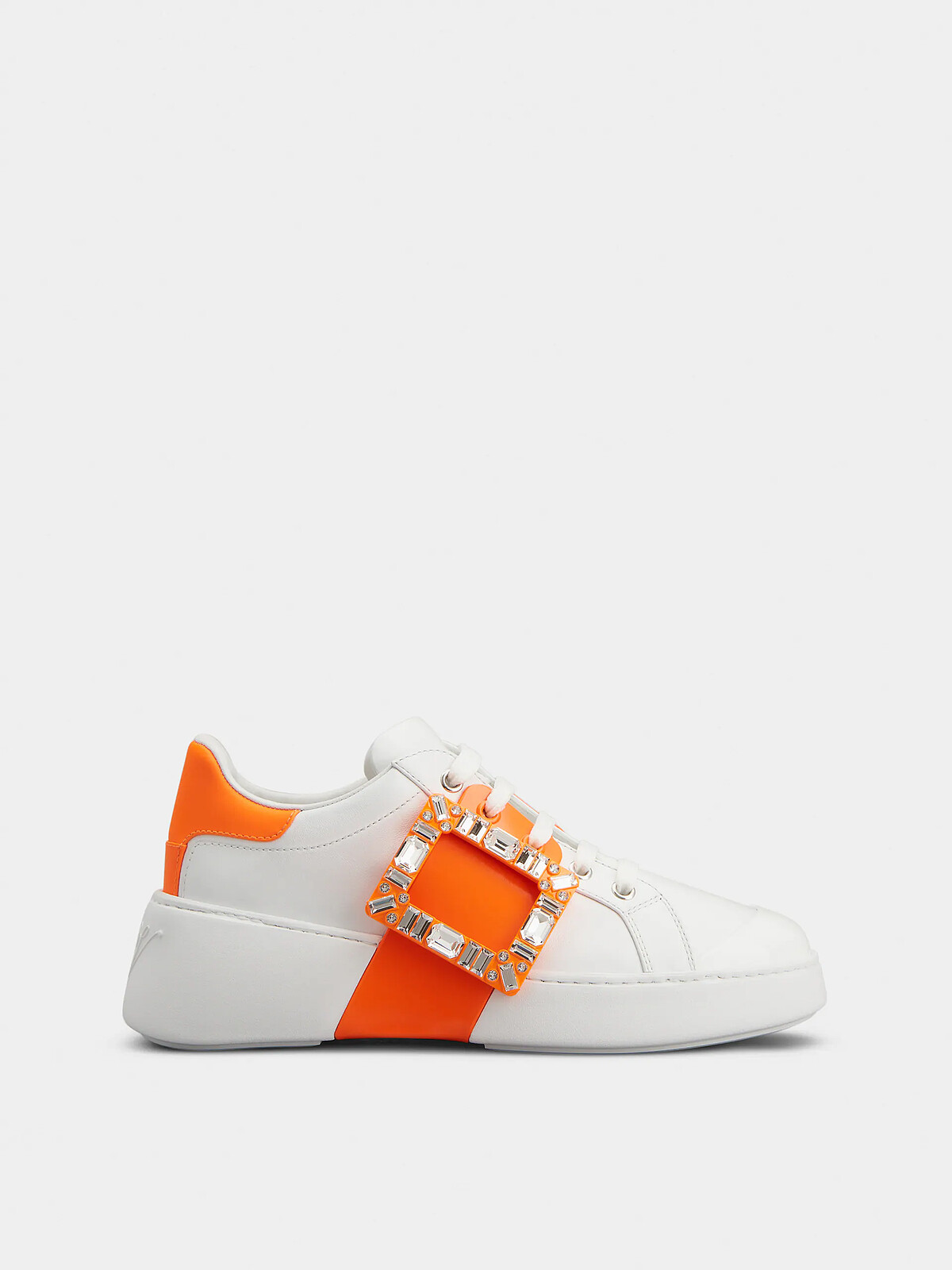 Roger Vivier 橘色鑽扣休閒鞋，NT52,000。